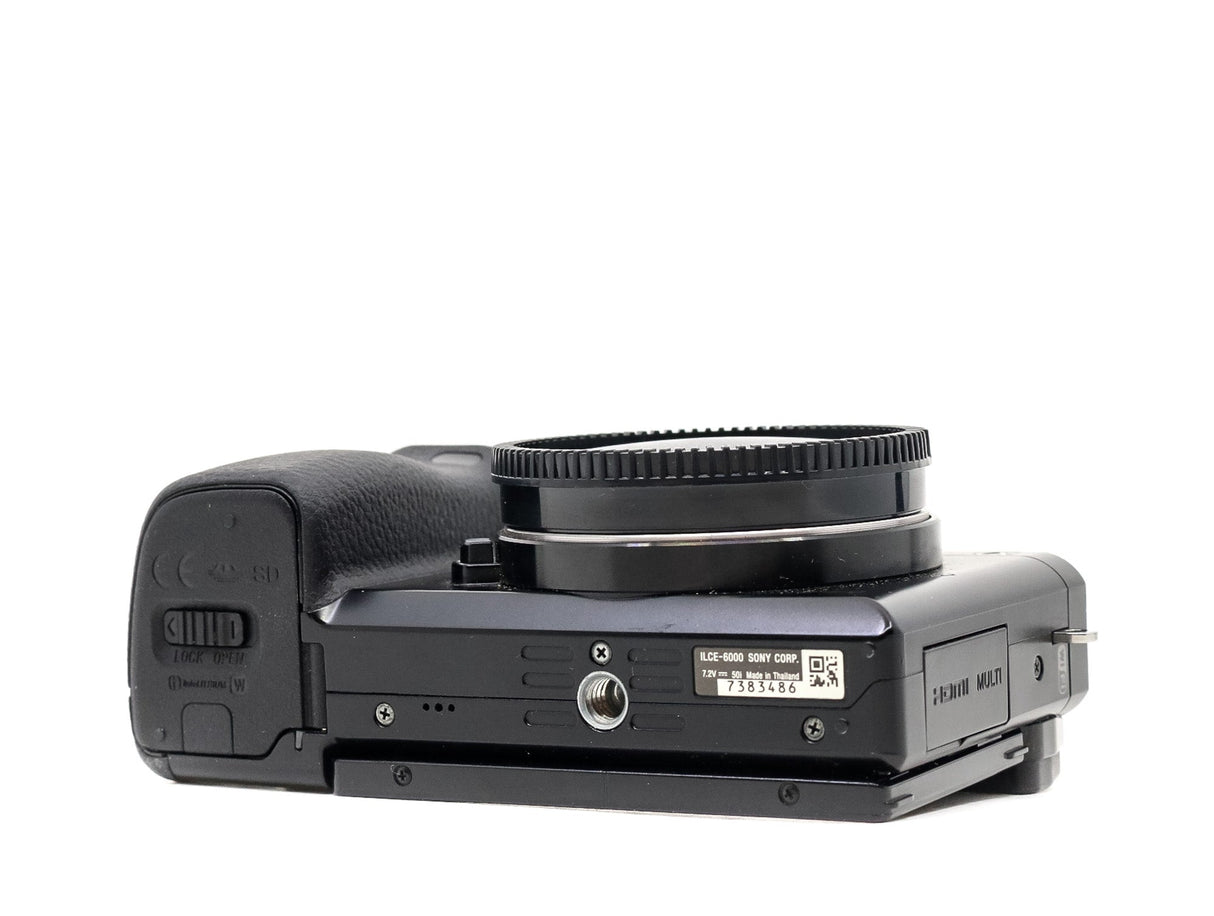 Sony Alpha A6000 - segunda mano - excelente estado - detalle 2 de 4 - SKU 3797201 - Camera Market
