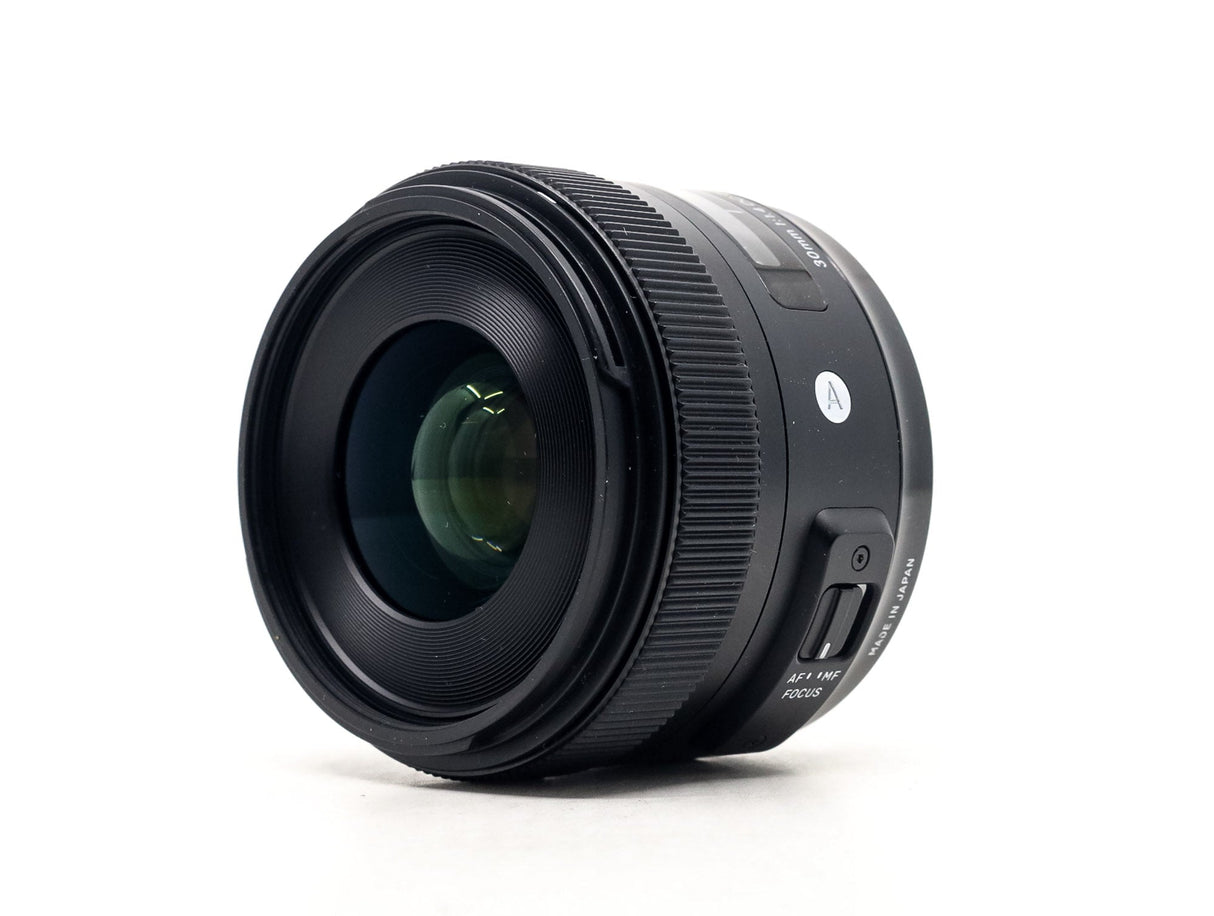 Sigma 30mm f/1.4 DC HSM ART - Nikon Fit - segunda mano - excelente estado - detalle 2 de 3 - SKU 3772299 - Camera Market