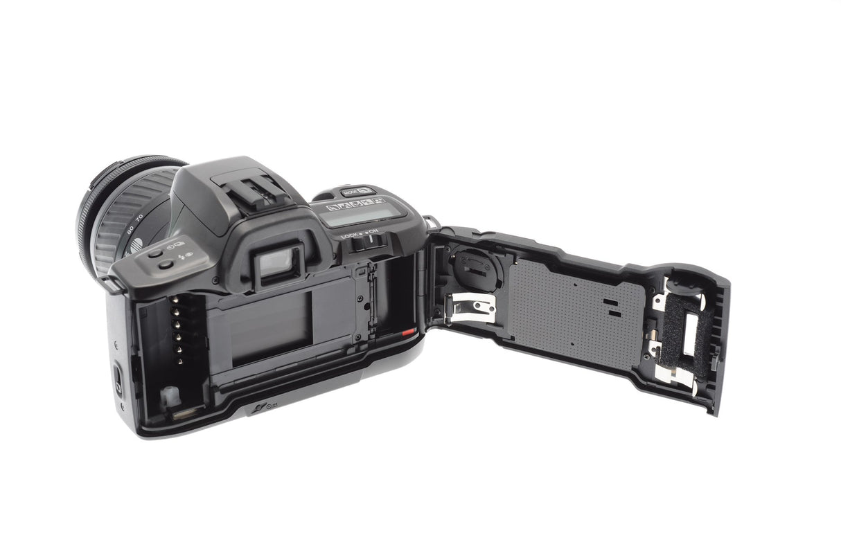 Minolta Dynax 303Si Data + 28-80mm f3.5-5.6 Zoom AF