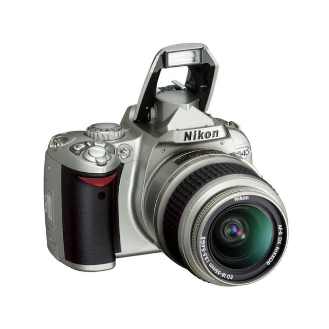 D40 SLR - Grigio + Nikon AF-S DX Nikkor 18-55mm f/3.5-5.6G ED II f/3.5-5.6  · immagine principale