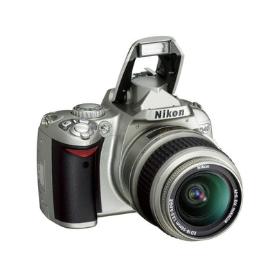 D40 SLR - Grigio + Nikon AF-S DX Nikkor 18-55mm f/3.5-5.6G ED II f/3.5-5.6 