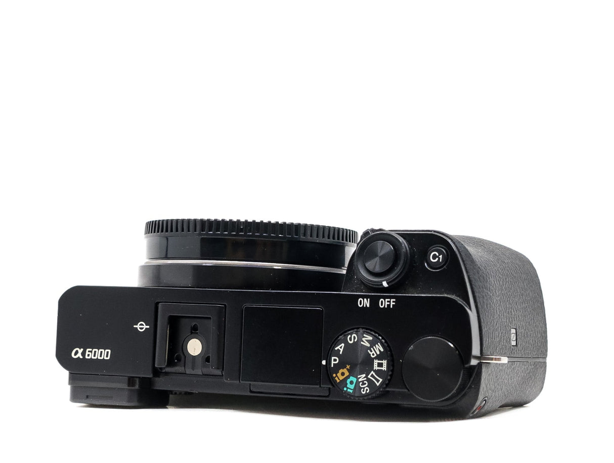 Sony Alpha A6000 - segunda mano - excelente estado - detalle 3 de 4 - SKU 3797201 - Camera Market
