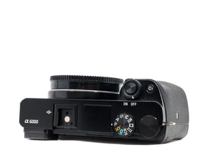 Sony Alpha A6000 - segunda mano - excelente estado - detalle 3 de 4 - SKU 3781477 - Camera Market