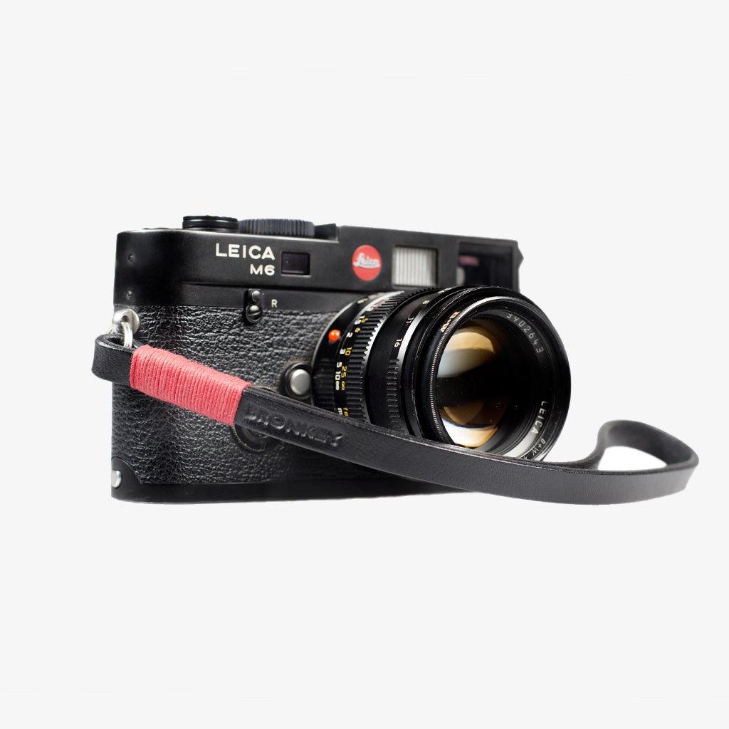 Tokio #201 - Schwarzer & roter Lederkameragurt · Hauptbild
