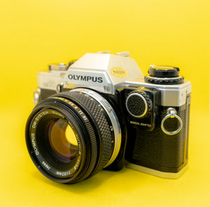 Fotocamera reflex Olympus OM10 + Zuiko 50mm 1.8 - 35mm vintage - Adattatore non manuale incluso *